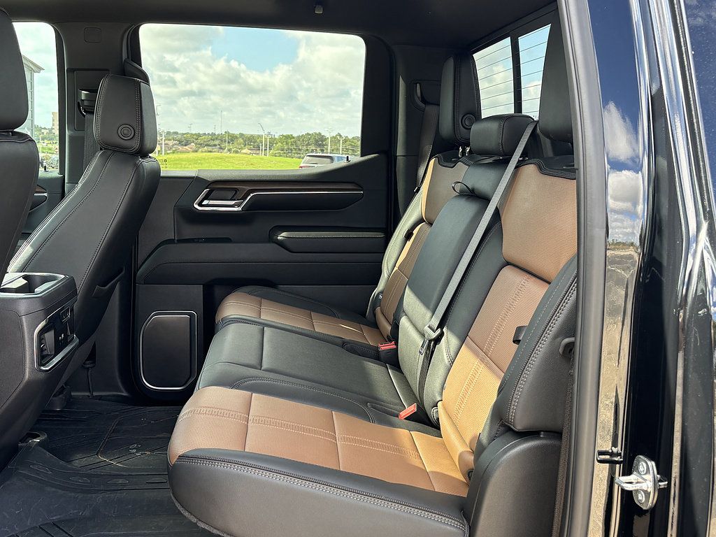 Used 2024 Chevrolet Silverado 1500 High Country w/ High Country Premium Package AWD/4WD image 9