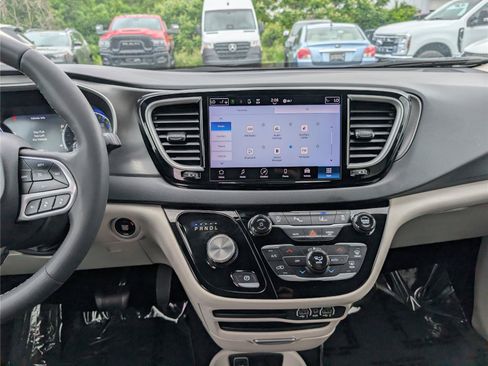 Used 2023 Chrysler Pacifica Touring-L FWD image 18