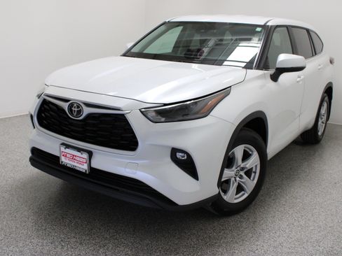 Used 2025 Toyota Highlander LE AWD/4WD image 2