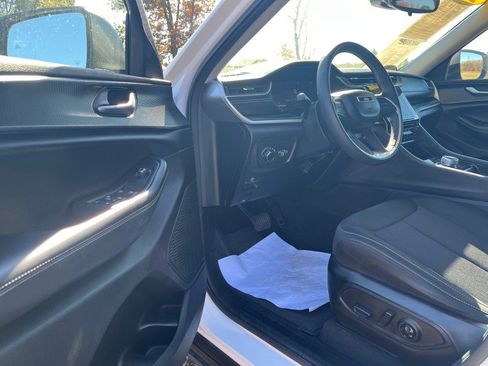 Used 2024 Jeep Grand Cherokee Laredo image 11