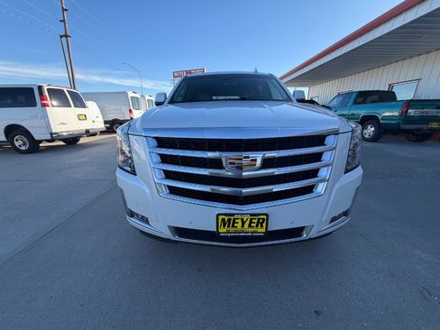 Used 2017 Cadillac Escalade ESV Luxury image 3