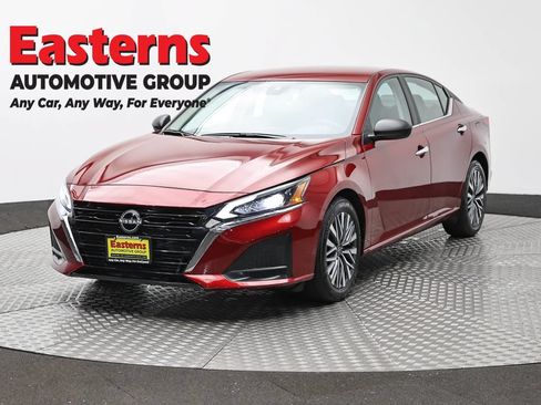 Used 2025 Nissan Altima 2.5 SV FWD image 1