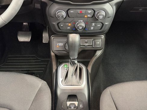 Used 2021 Jeep Renegade Latitude AWD/4WD image 16