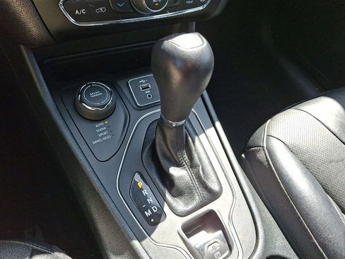 Certified 2022 Jeep Cherokee Latitude Lux w/ Mopar Interior Package image 41