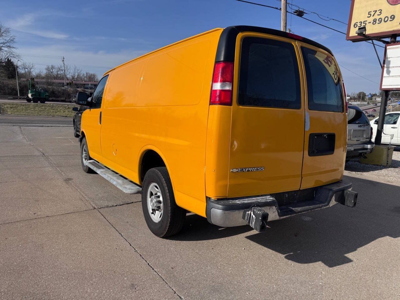 Used 2019 Chevrolet Express 2500 w/ Driver Convenience Package RWD image 6