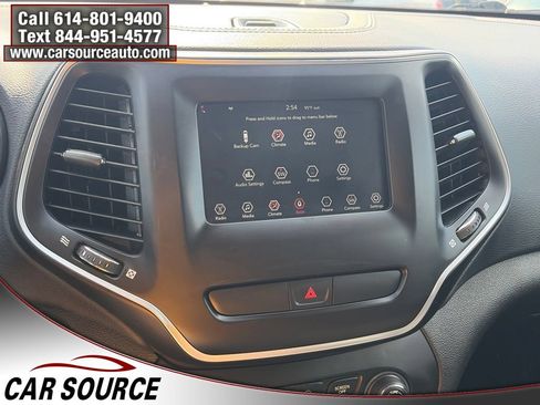 Used 2019 Jeep Cherokee Latitude w/ Popular Appearance Group AWD/4WD image 18