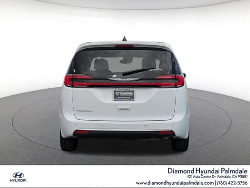 Used 2023 Chrysler Pacifica Touring-L FWD image 6