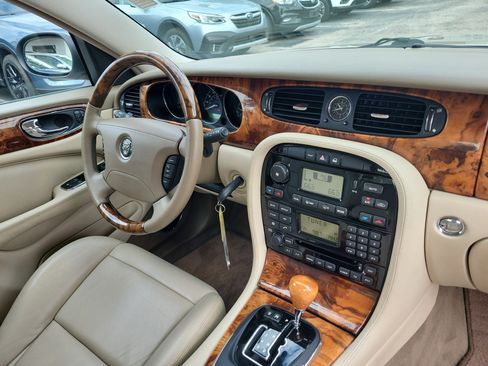 Used 2004 Jaguar XJ8 image 8