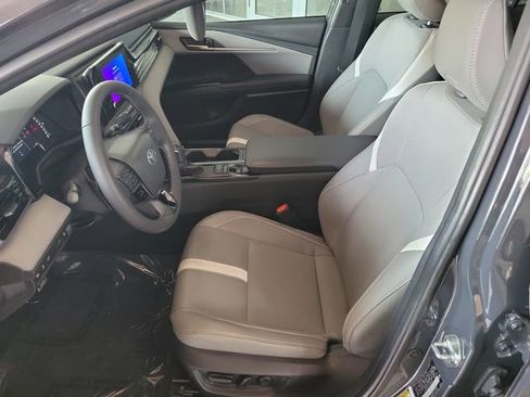 Used 2025 Toyota Camry SE image 11