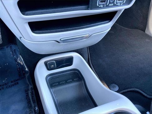 Used 2023 Chrysler Voyager LX image 31