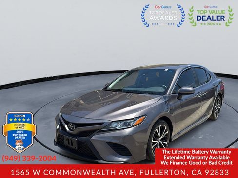 Used 2018 Toyota Camry SE FWD image 1
