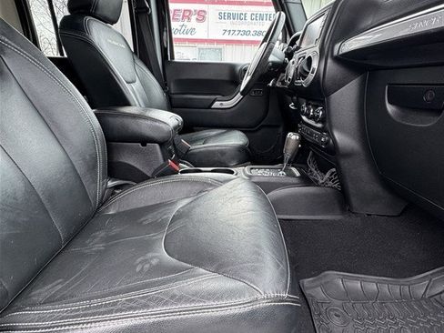 Used 2015 Jeep Wrangler Unlimited Rubicon image 14