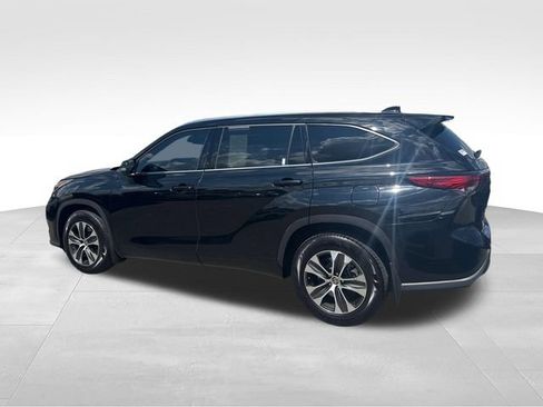 Used 2021 Toyota Highlander XLE AWD/4WD image 3