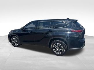 Used 2021 Toyota Highlander XLE AWD/4WD video 3
