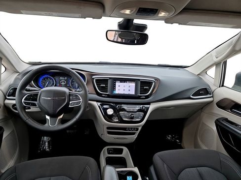 Used 2023 Chrysler Voyager LX image 13