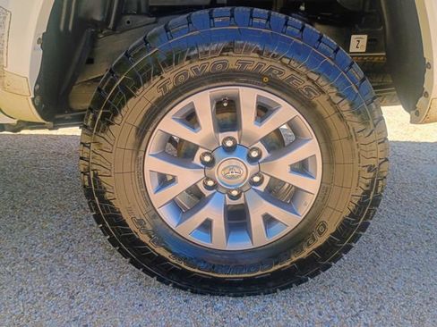 Used 2018 Toyota Tacoma SR5 w/ SR5 Appearance Package (SM) RWD image 21