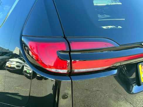 Used 2023 Chrysler Pacifica Touring-L image 9