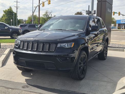 Used 2019 Jeep Grand Cherokee Altitude AWD/4WD image 9
