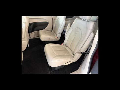 Used 2018 Chrysler Pacifica Touring-L FWD image 17