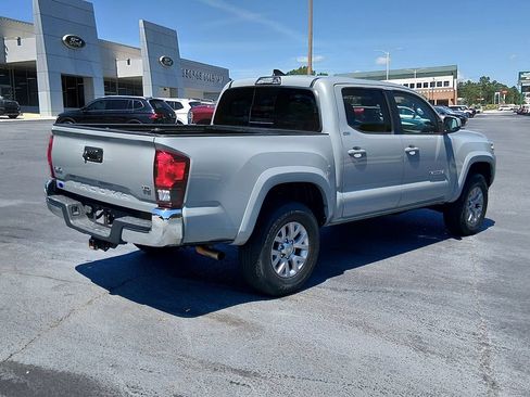 Used 2019 Toyota Tacoma SR5 AWD/4WD image 4