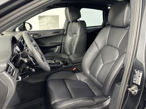 Certified 2025 Porsche Macan image 5