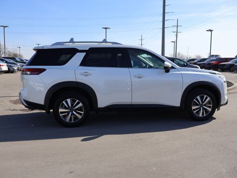 Used 2024 Nissan Pathfinder SL image 8