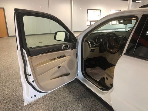 Used 2016 Jeep Grand Cherokee Limited AWD/4WD image 11