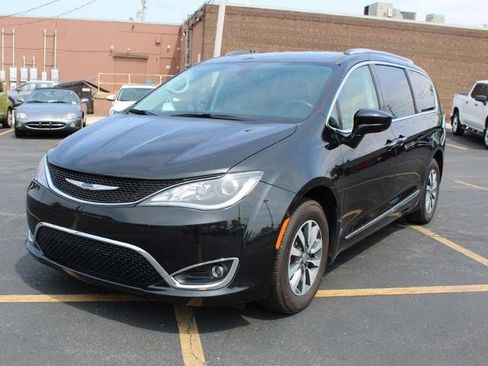 Used 2020 Chrysler Pacifica Touring-L Plus FWD image 2
