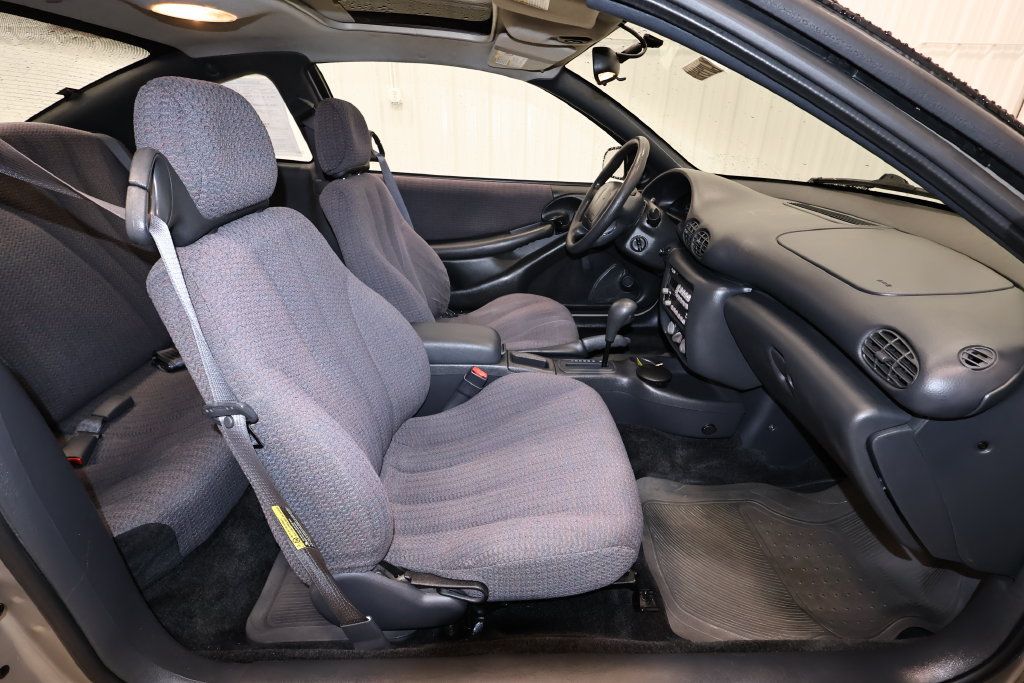 Used 2002 Pontiac Sunfire SE w/ Sun & Sound Pkg FWD image 14