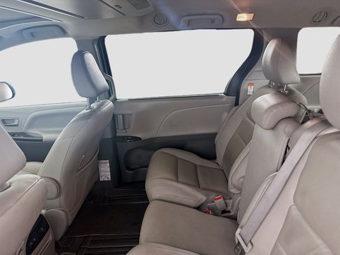 Used 2020 Toyota Sienna XLE Premium FWD image 32