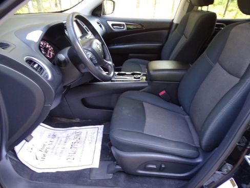 Used 2019 Nissan Pathfinder SV image 2