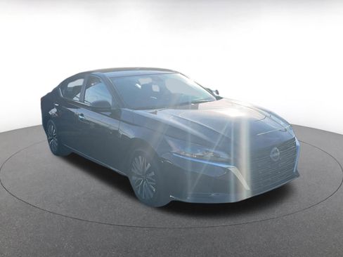 Used 2025 Nissan Altima 2.5 SV image 4