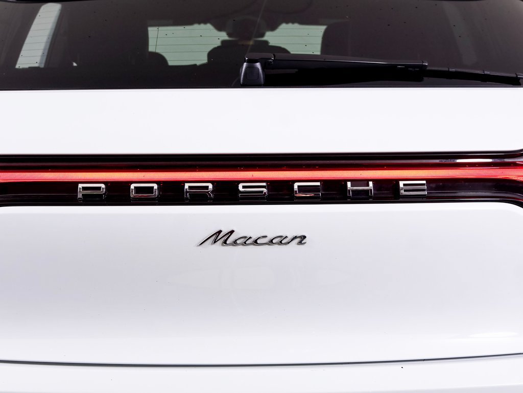 Certified 2025 Porsche Macan AWD/4WD image 14