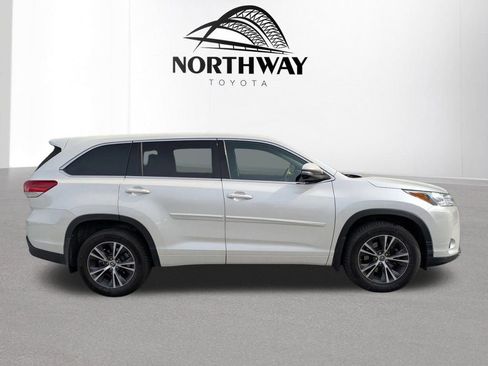 Used 2018 Toyota Highlander LE image 3