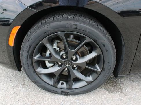Used 2025 Chrysler Pacifica Limited FWD image 11