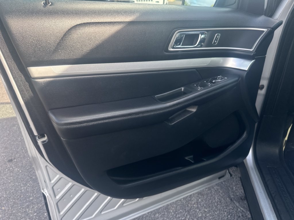 Used 2016 Ford Explorer XLT w/ Equipment Group 202A AWD/4WD image 11