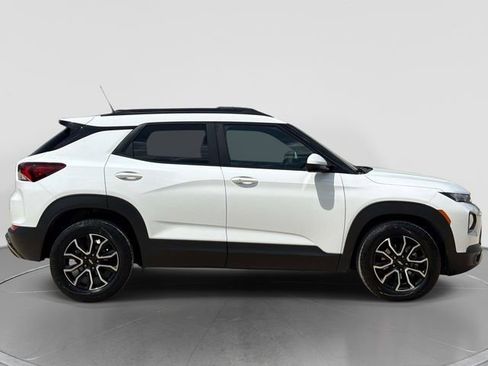 Used 2023 Chevrolet TrailBlazer ACTIV FWD image 2