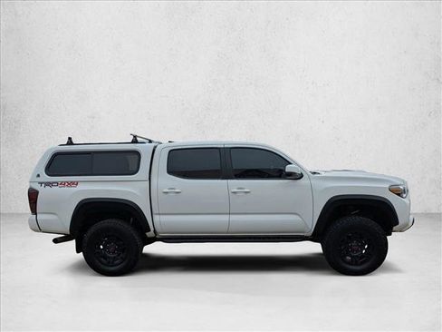 Used 2017 Toyota Tacoma TRD Off-Road AWD/4WD image 4