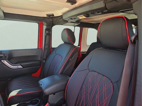 Used 2018 Jeep Wrangler Unlimited Sahara w/ Connectivity Group image 12