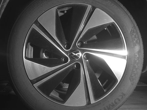 Used 2025 Volkswagen Taos SE image 12