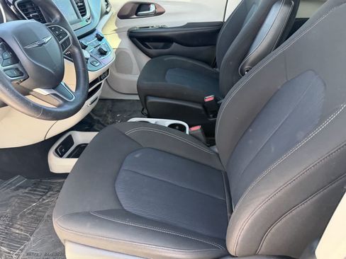 Used 2021 Chrysler Voyager L FWD image 21