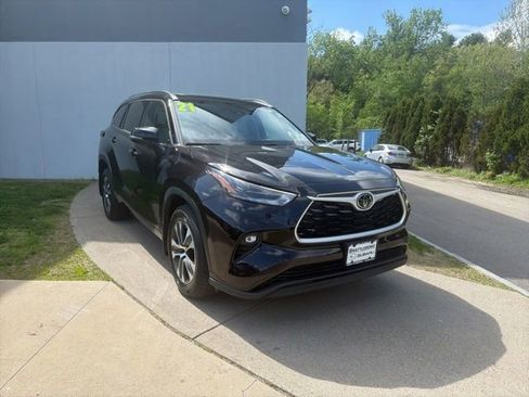 Used 2021 Toyota Highlander XLE AWD/4WD image 1
