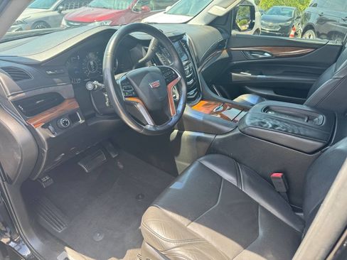 Used 2017 Cadillac Escalade ESV Luxury RWD image 4