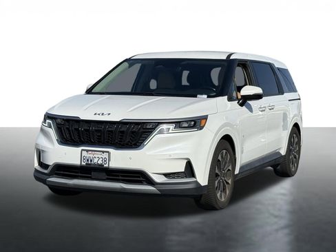 Used 2022 Kia Carnival EX image 4