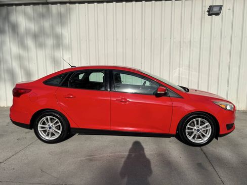 Used 2017 Ford Focus SE FWD image 2