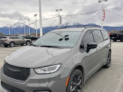Used 2025 Chrysler Pacifica Limited w/ Uconnect Theater Family Group
