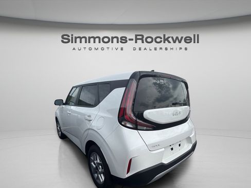 Used 2025 Kia Soul LX w/ LX Technology Package FWD image 2