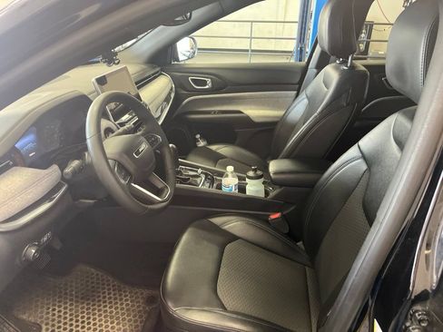 Used 2024 Jeep Compass Latitude w/ Convenience Group AWD/4WD image 4