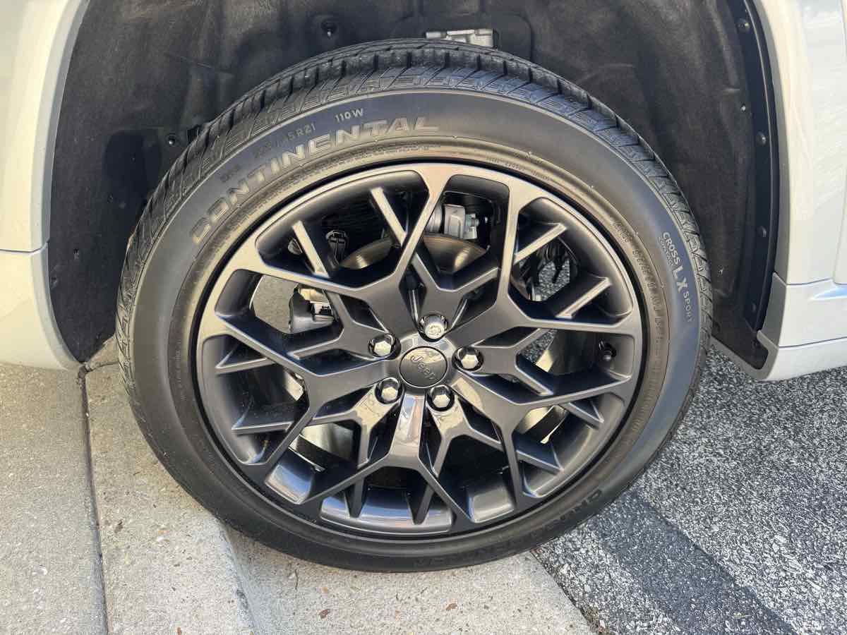 Used 2025 Jeep Grand Cherokee Summit AWD/4WD image 36