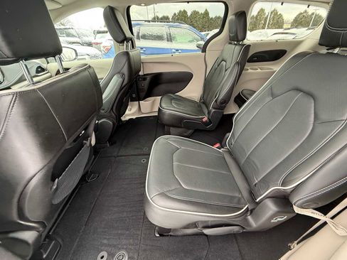Used 2023 Chrysler Pacifica Limited image 18